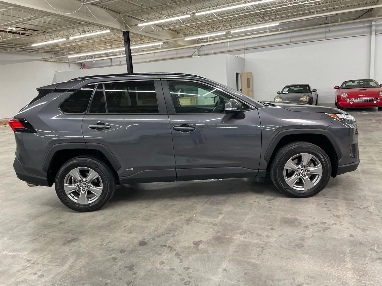 Toyota RAV4 Hybrid XLE AWD (Natl) 2024