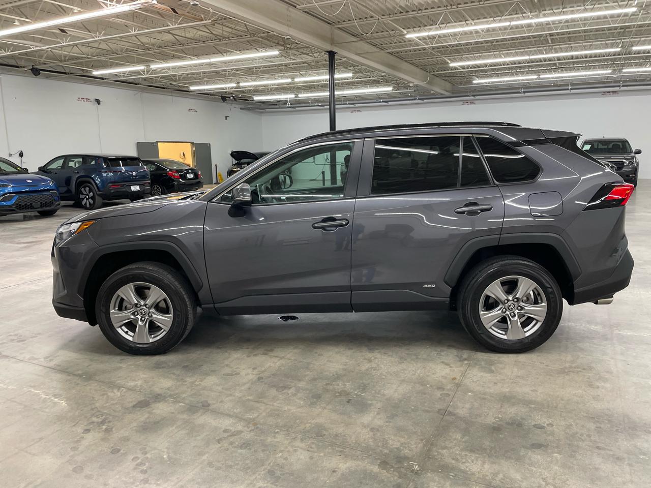 Toyota RAV4 Hybrid XLE AWD (Natl) 2024