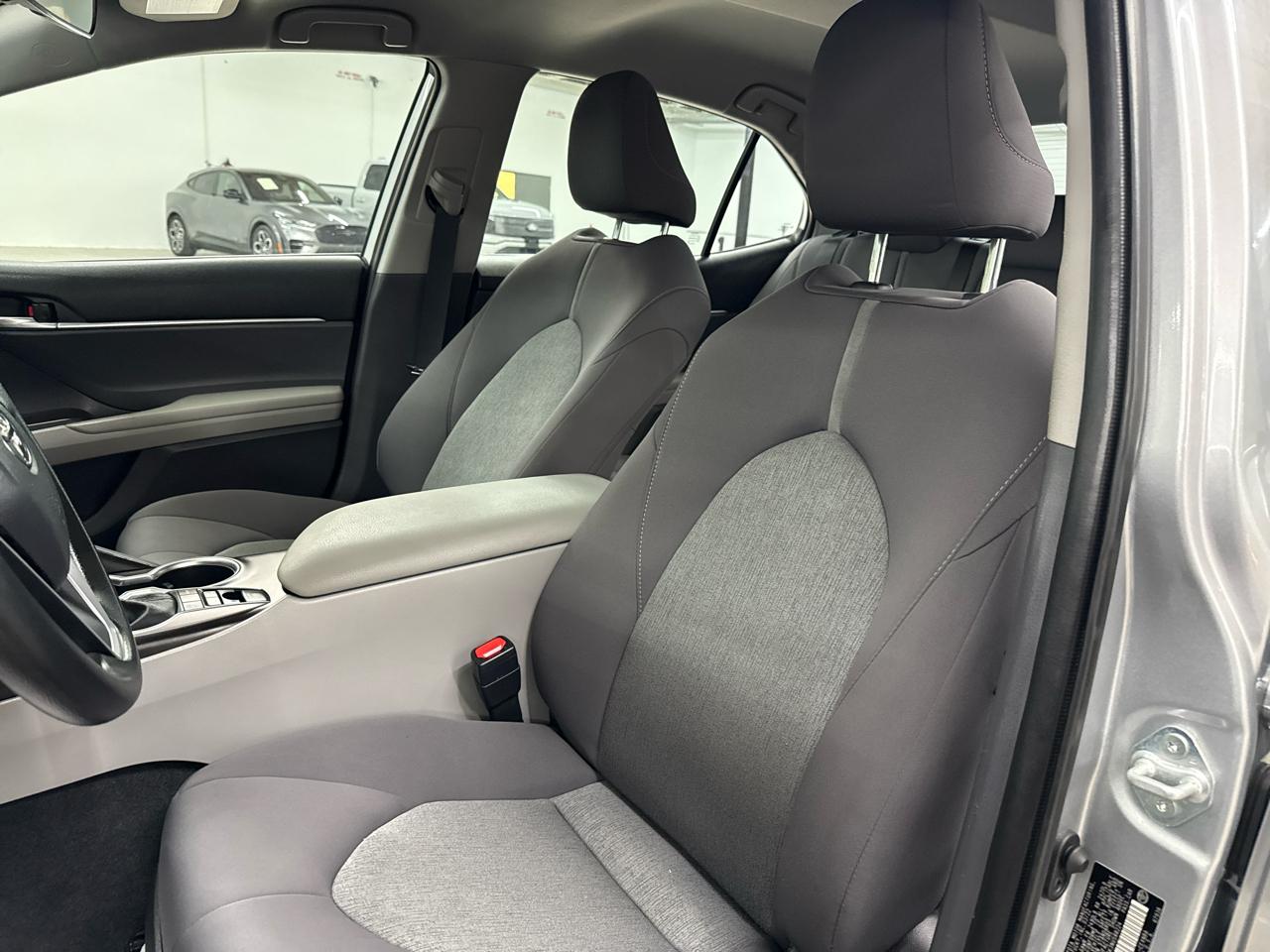 Toyota Camry Hybrid LE CVT (Natl) 2022
