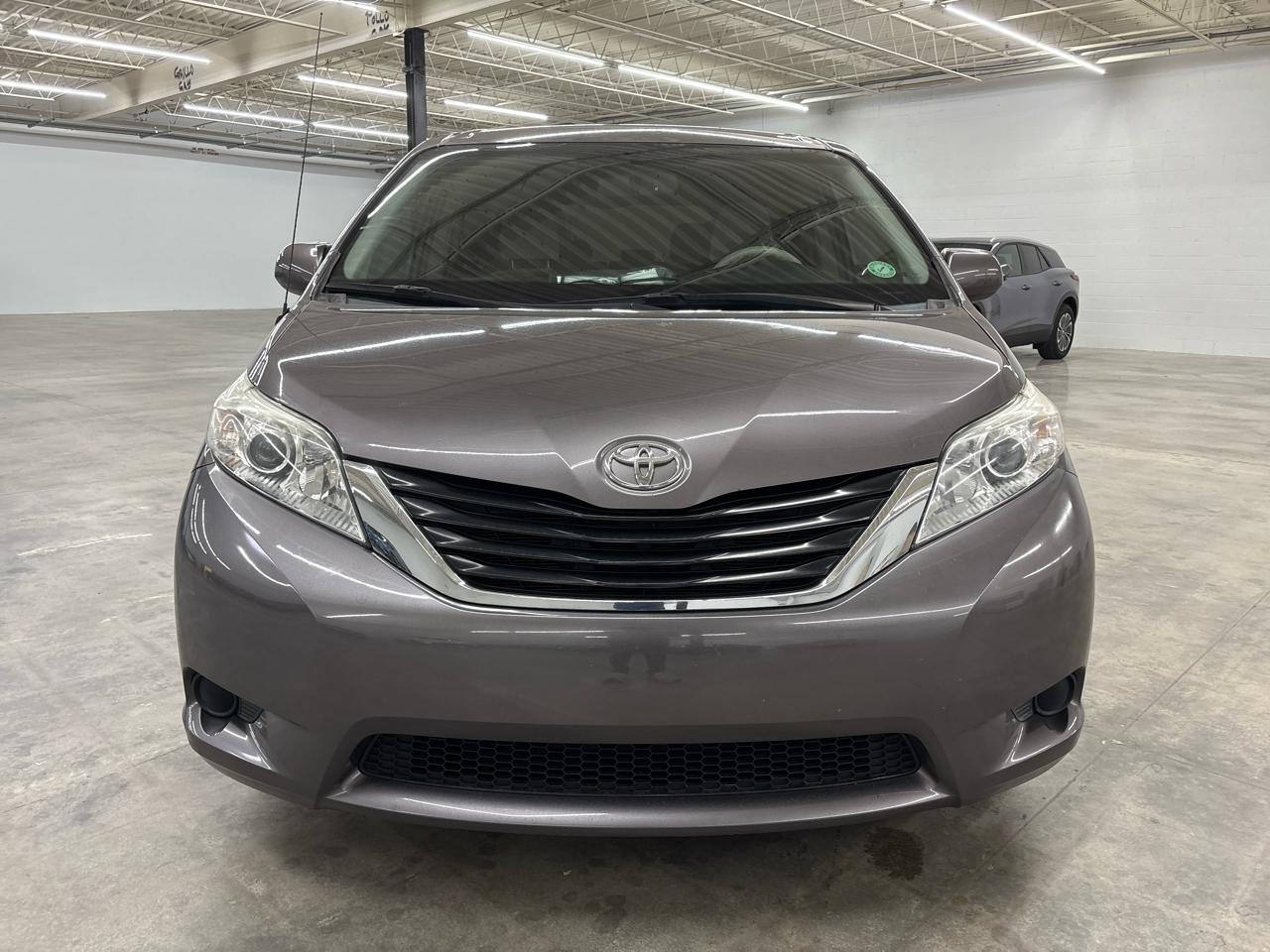 Toyota Sienna 5dr 8-Pass Van V6 LE FWD (Natl) 2014