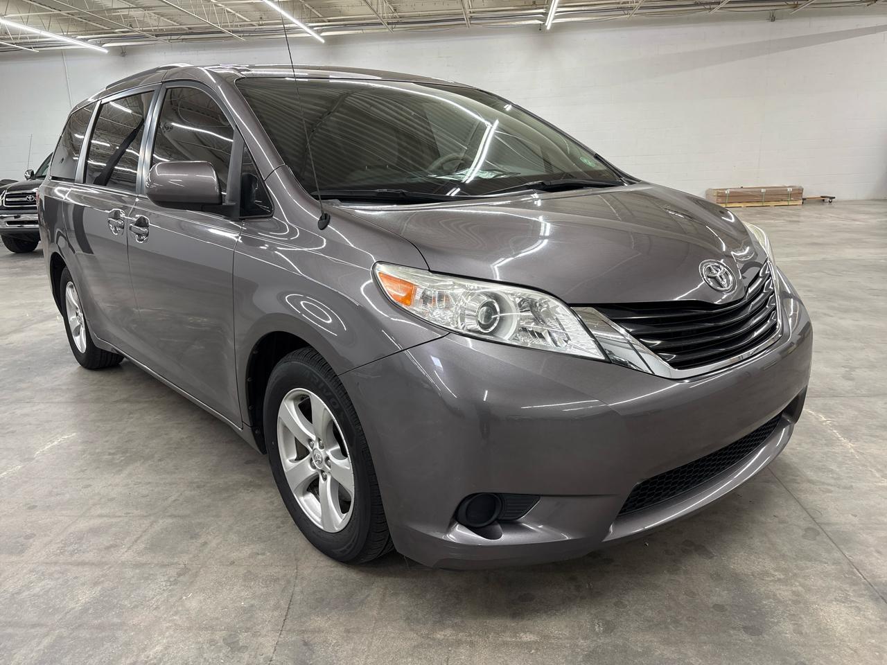 Toyota Sienna 5dr 8-Pass Van V6 LE FWD (Natl) 2014