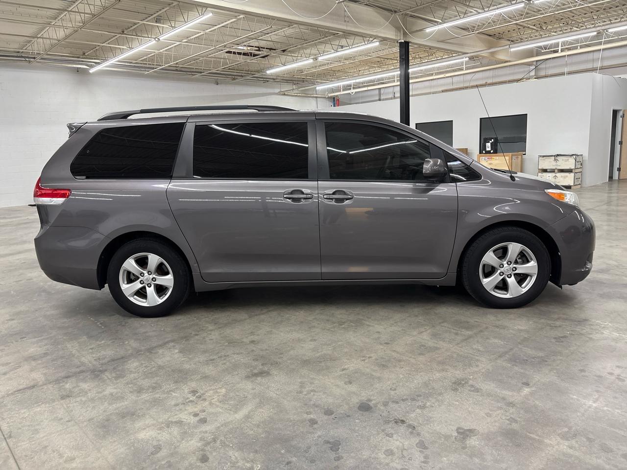 Toyota Sienna 5dr 8-Pass Van V6 LE FWD (Natl) 2014