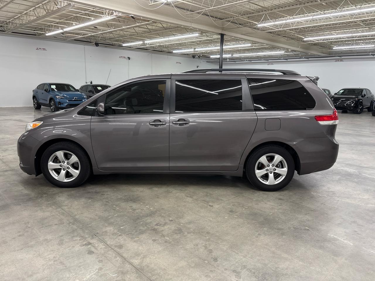 Toyota Sienna 5dr 8-Pass Van V6 LE FWD (Natl) 2014