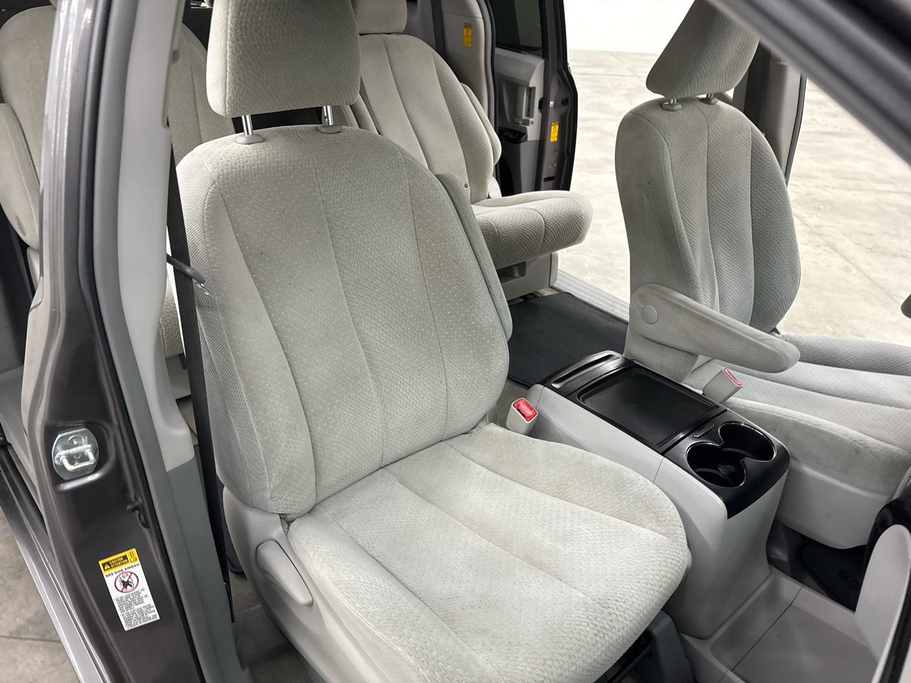 Toyota Sienna 5dr 8-Pass Van V6 LE FWD (Natl) 2014