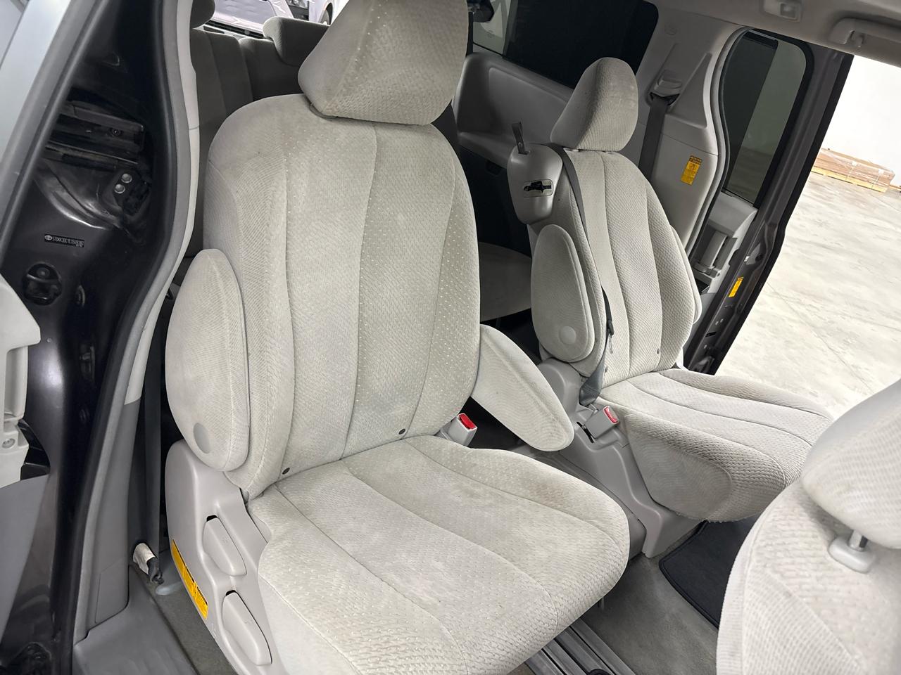 Toyota Sienna 5dr 8-Pass Van V6 LE FWD (Natl) 2014