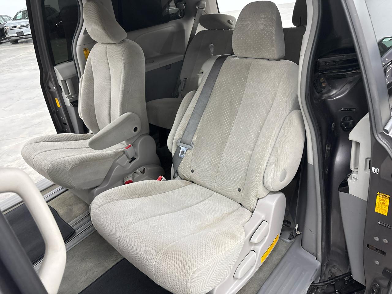 Toyota Sienna 5dr 8-Pass Van V6 LE FWD (Natl) 2014