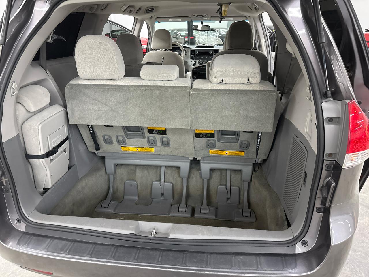 Toyota Sienna 5dr 8-Pass Van V6 LE FWD (Natl) 2014