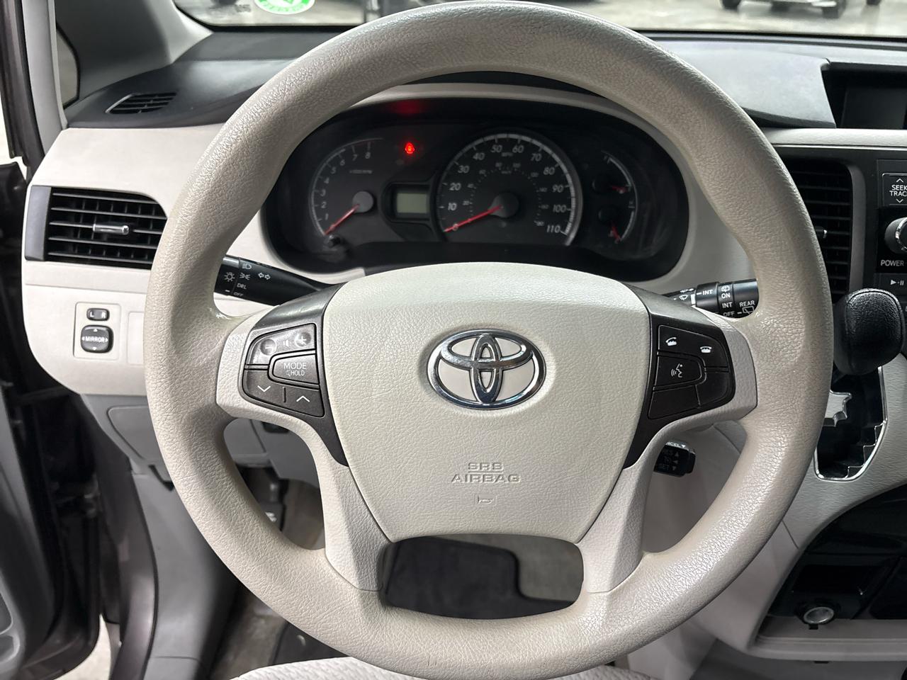 Toyota Sienna 5dr 8-Pass Van V6 LE FWD (Natl) 2014