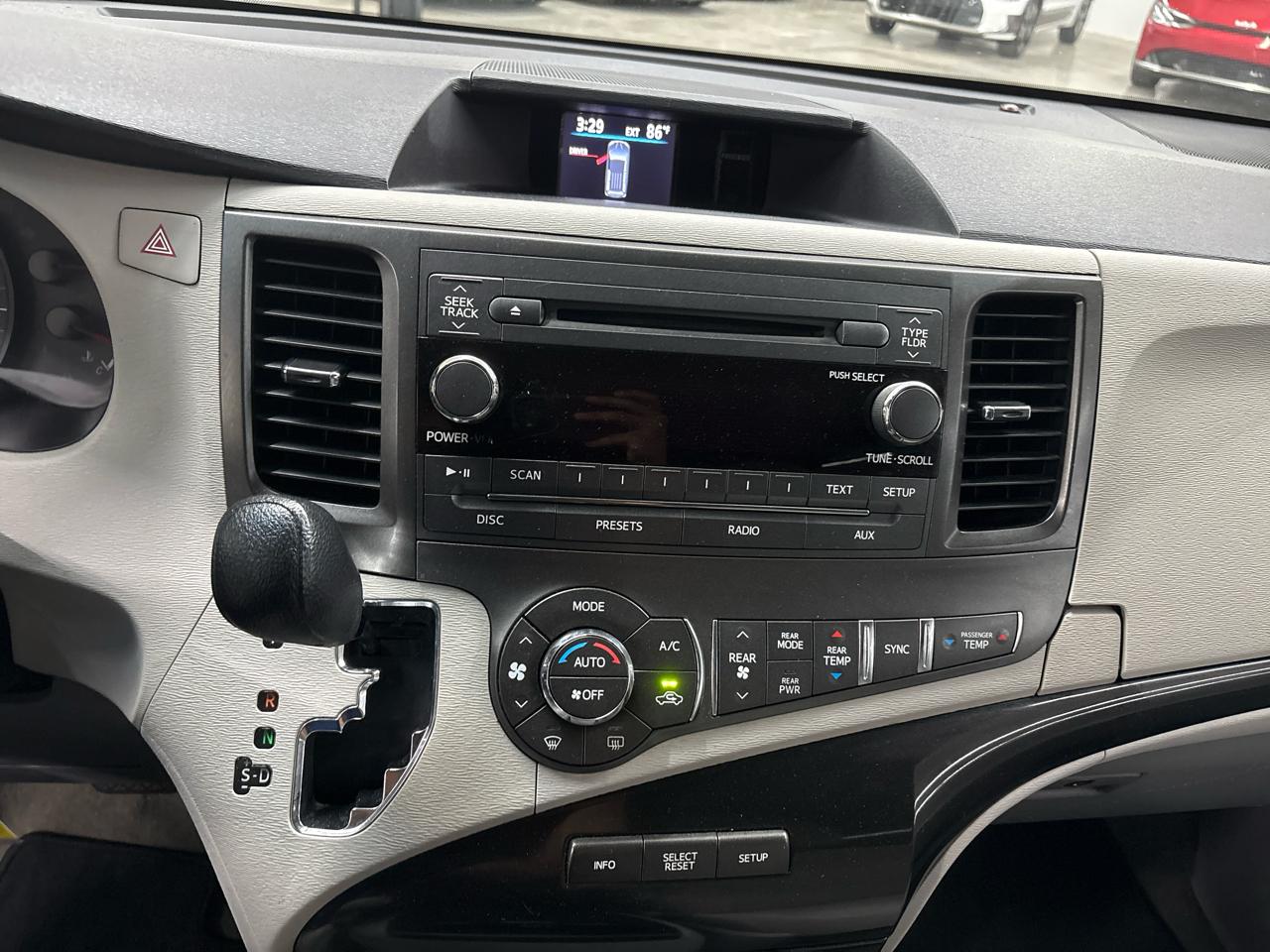 Toyota Sienna 5dr 8-Pass Van V6 LE FWD (Natl) 2014