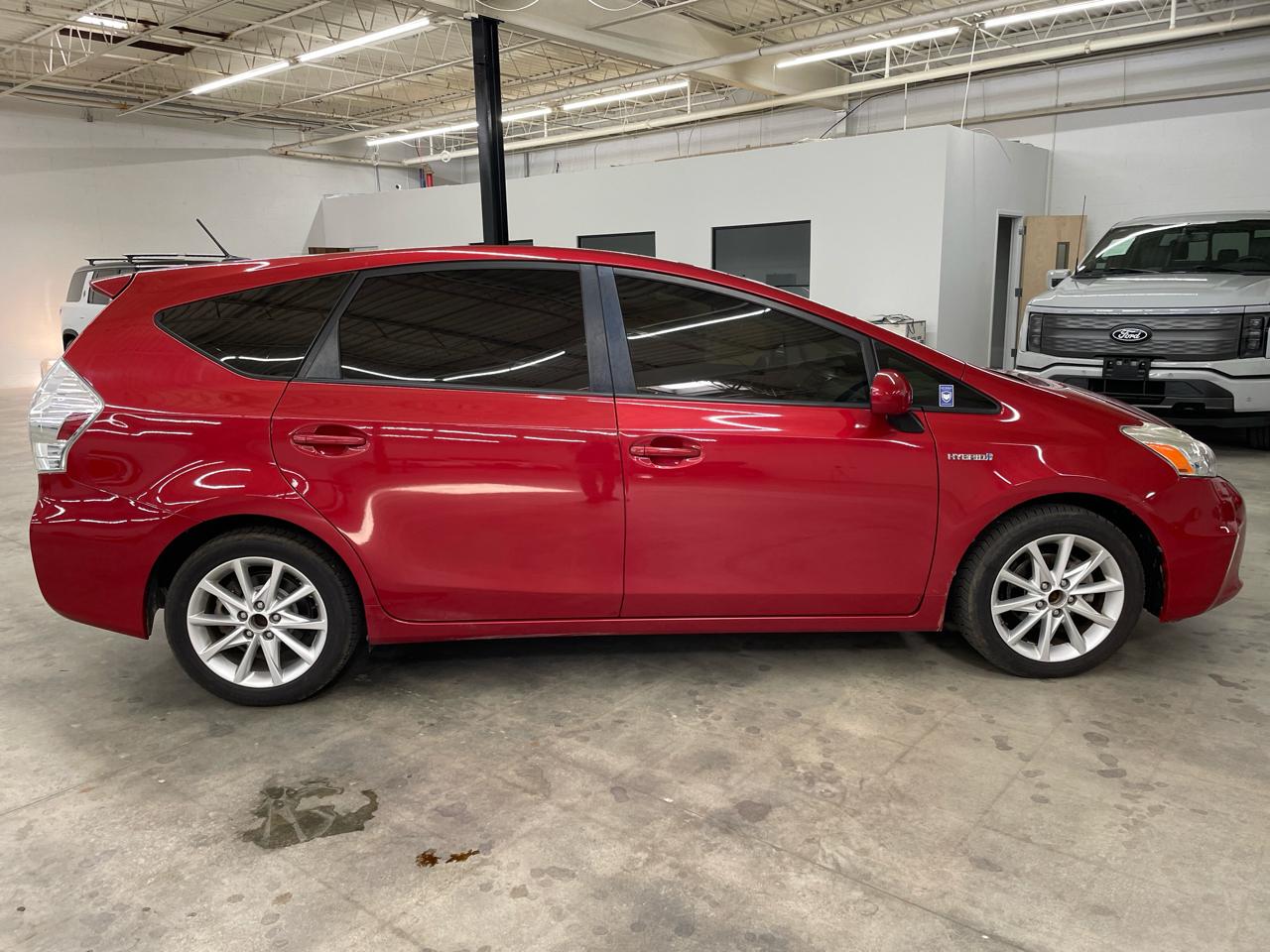 Toyota Prius V 5dr Wgn Three (Natl) 2014