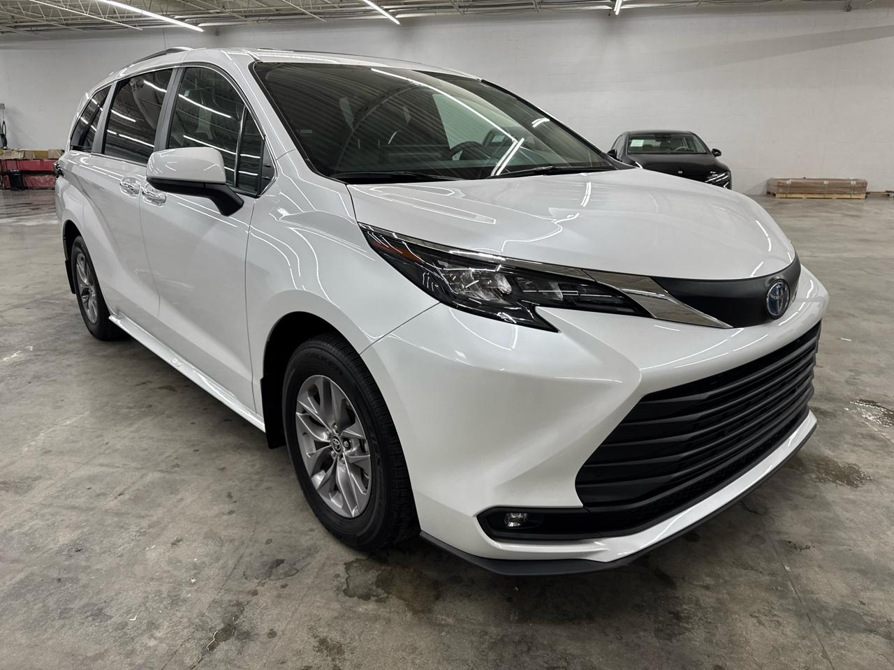 Toyota Sienna XLE FWD 8-Passenger (Natl) 2025