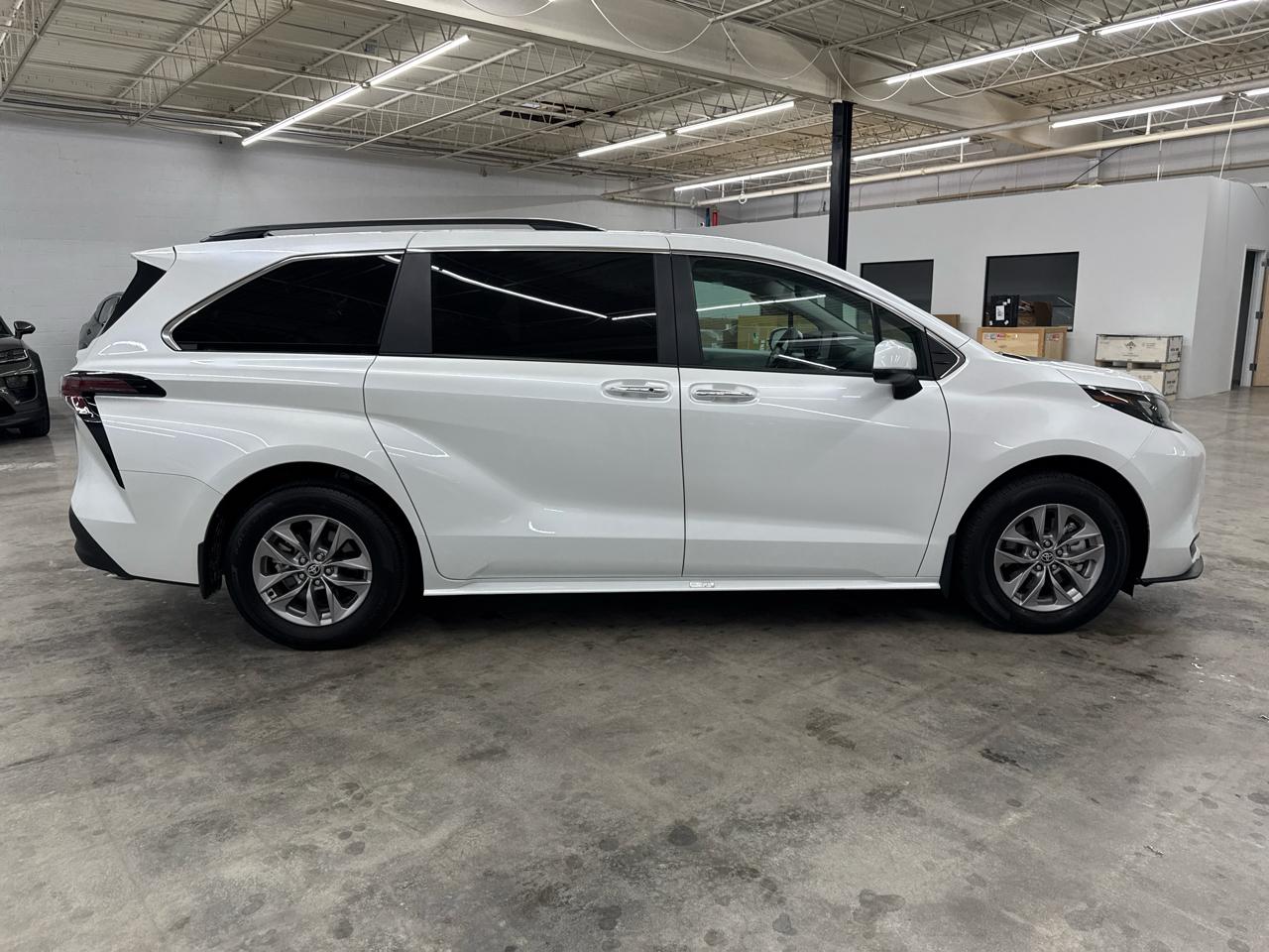 Toyota Sienna XLE FWD 8-Passenger (Natl) 2025