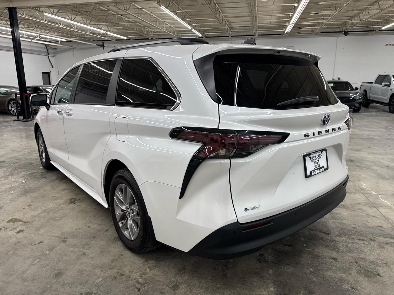 Toyota Sienna XLE FWD 8-Passenger (Natl) 2025