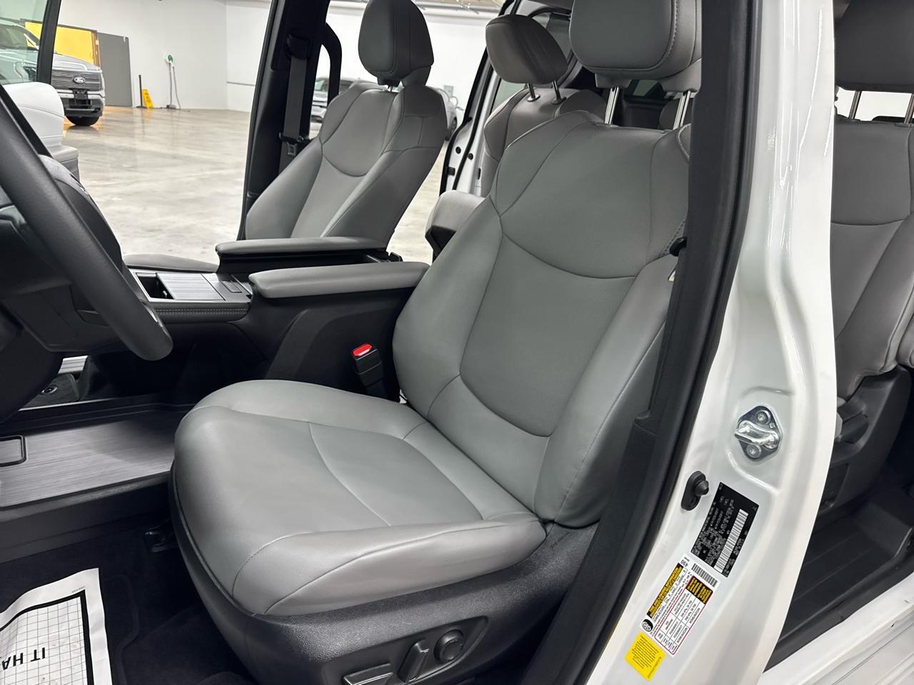 Toyota Sienna XLE FWD 8-Passenger (Natl) 2025