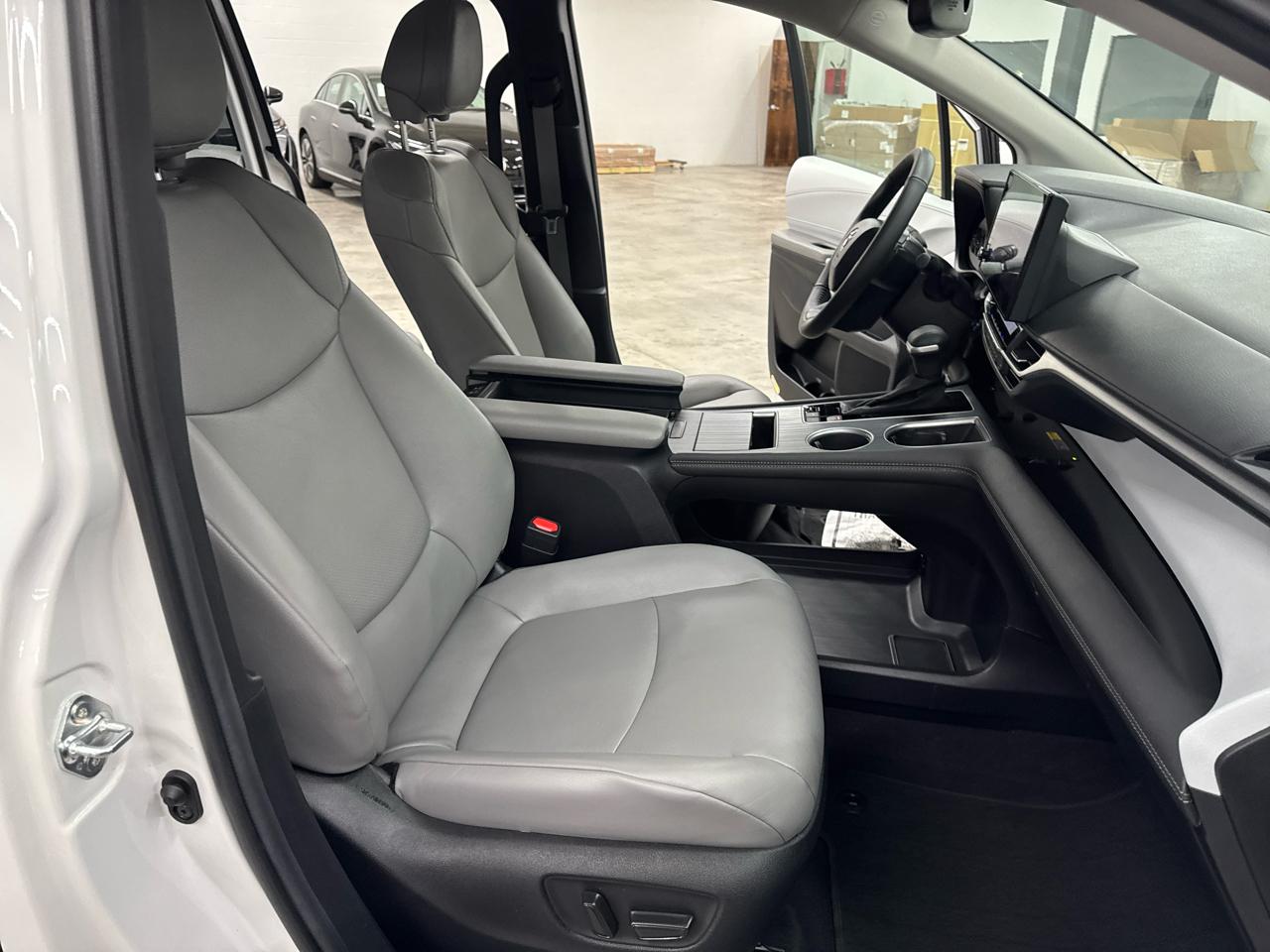 Toyota Sienna XLE FWD 8-Passenger (Natl) 2025