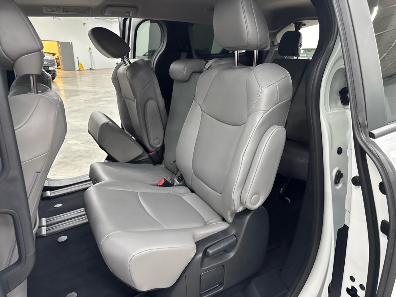 Toyota Sienna XLE FWD 8-Passenger (Natl) 2025