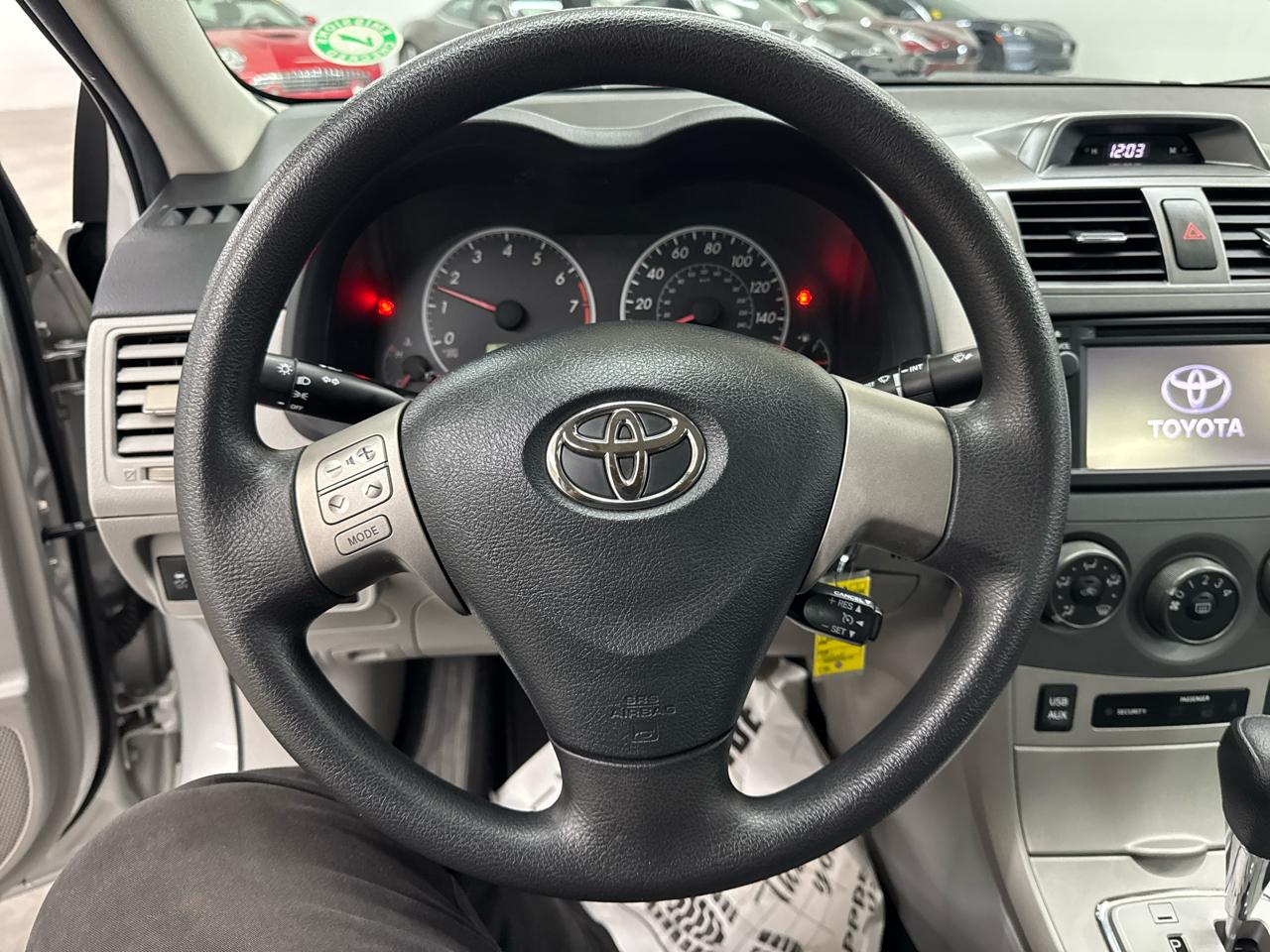 Toyota Corolla 4dr Sdn Auto LE (Natl) 2013