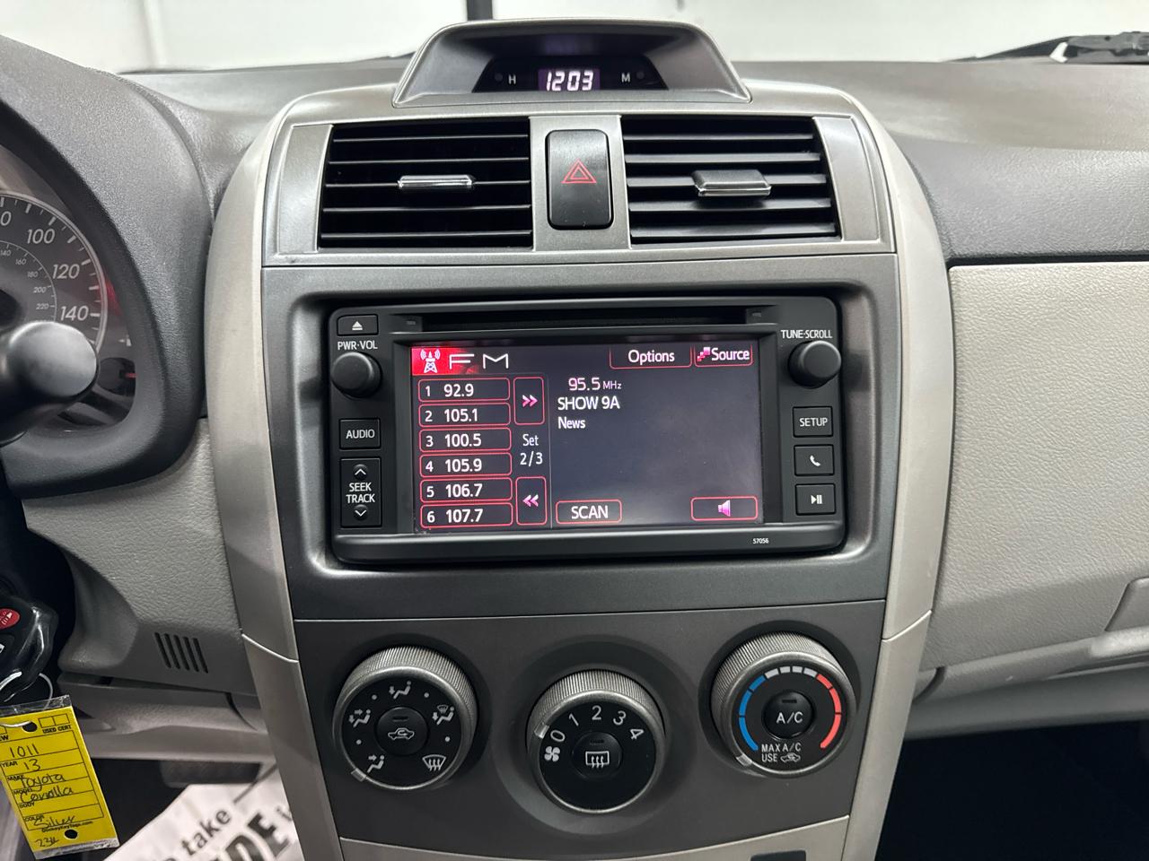 Toyota Corolla 4dr Sdn Auto LE (Natl) 2013