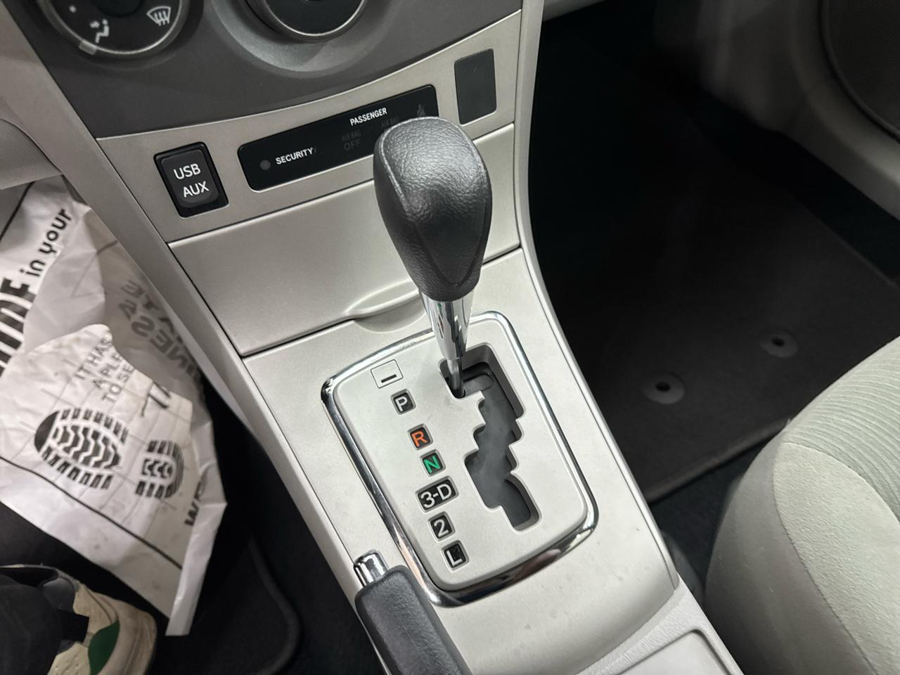 Toyota Corolla 4dr Sdn Auto LE (Natl) 2013