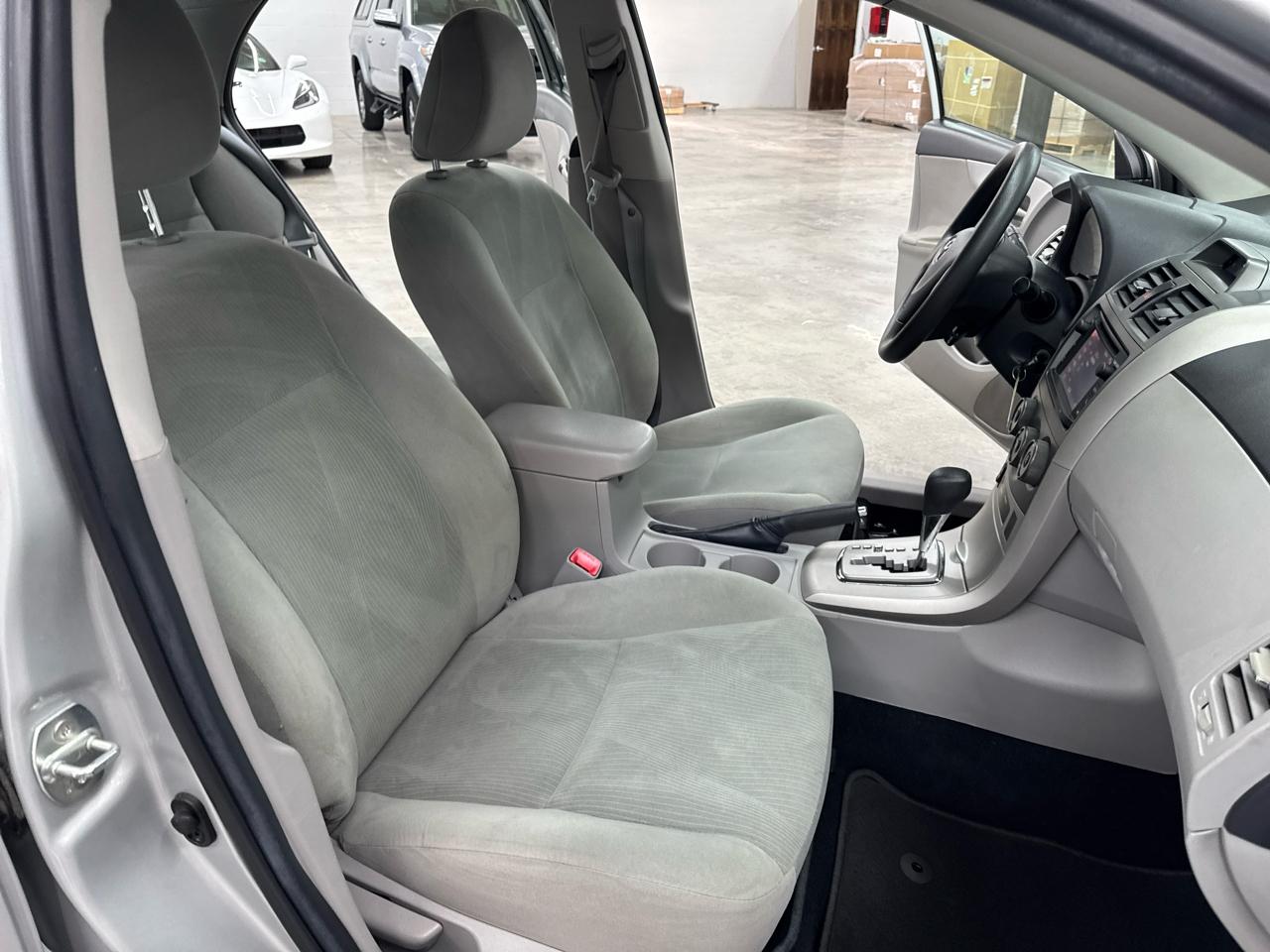Toyota Corolla 4dr Sdn Auto LE (Natl) 2013
