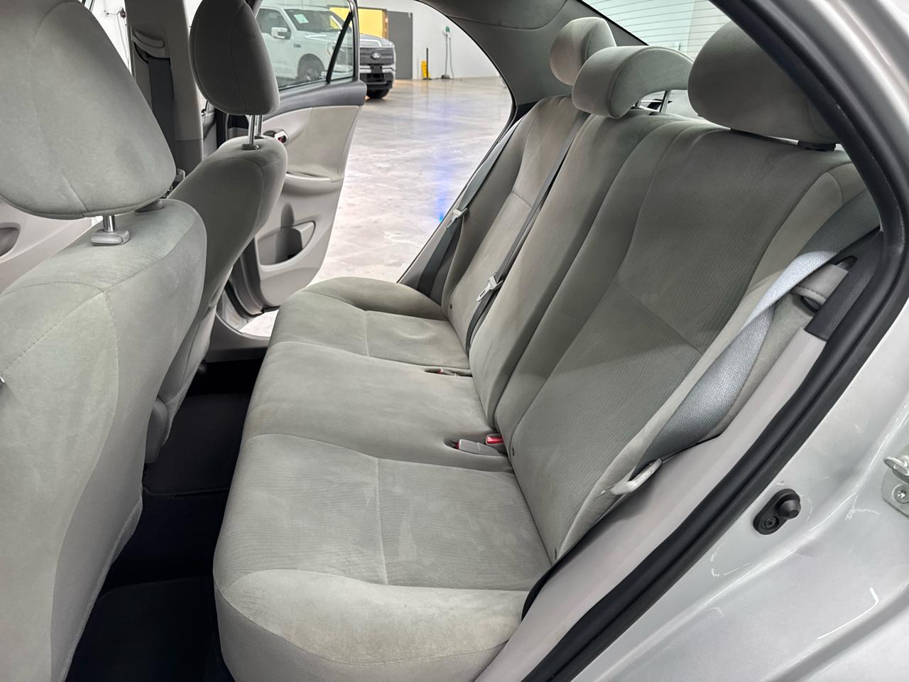 Toyota Corolla 4dr Sdn Auto LE (Natl) 2013