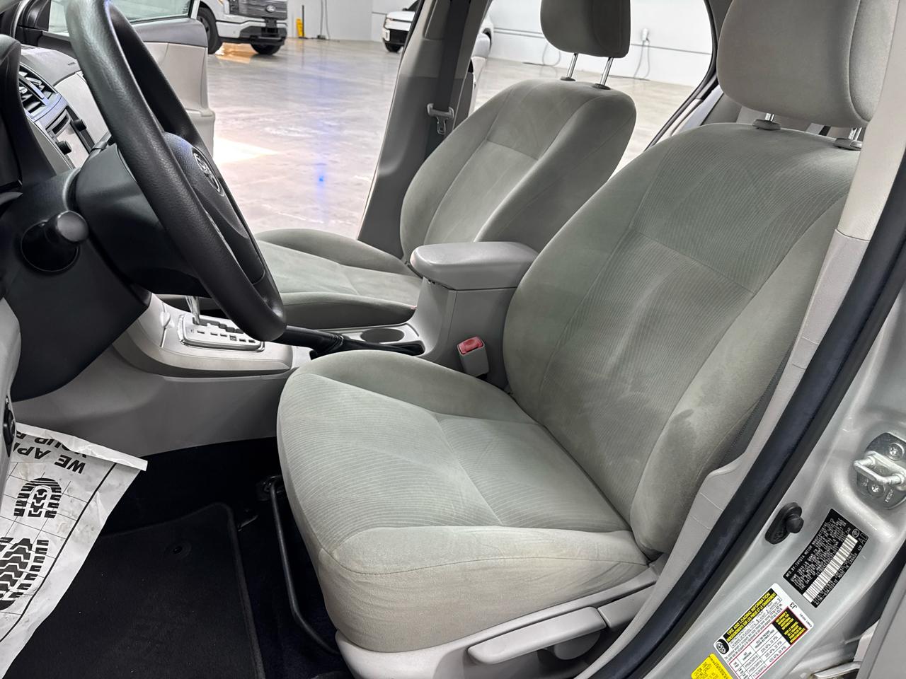 Toyota Corolla 4dr Sdn Auto LE (Natl) 2013