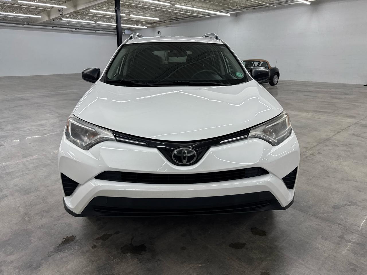 Toyota RAV4 LE FWD (Natl) 2018