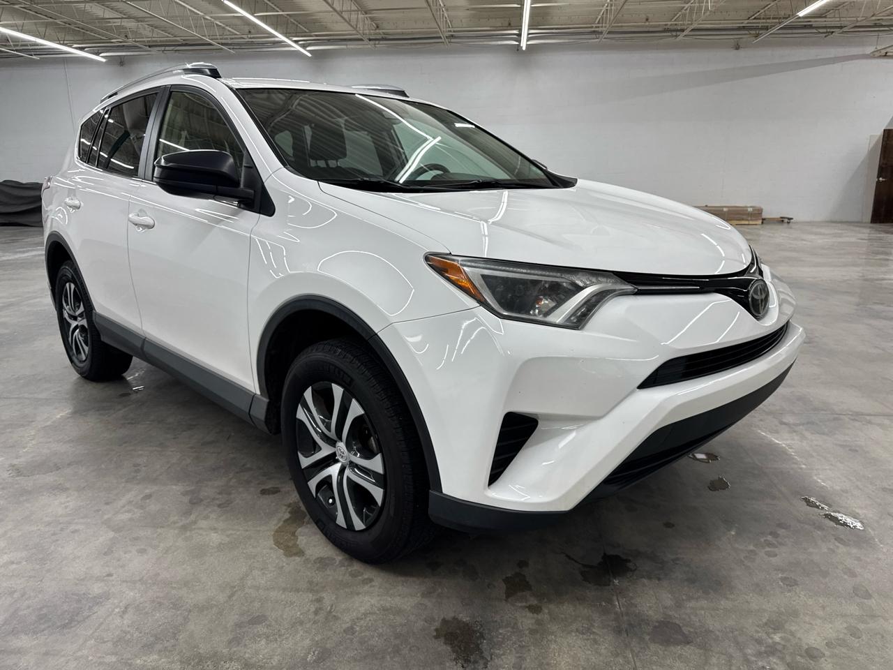 Toyota RAV4 LE FWD (Natl) 2018