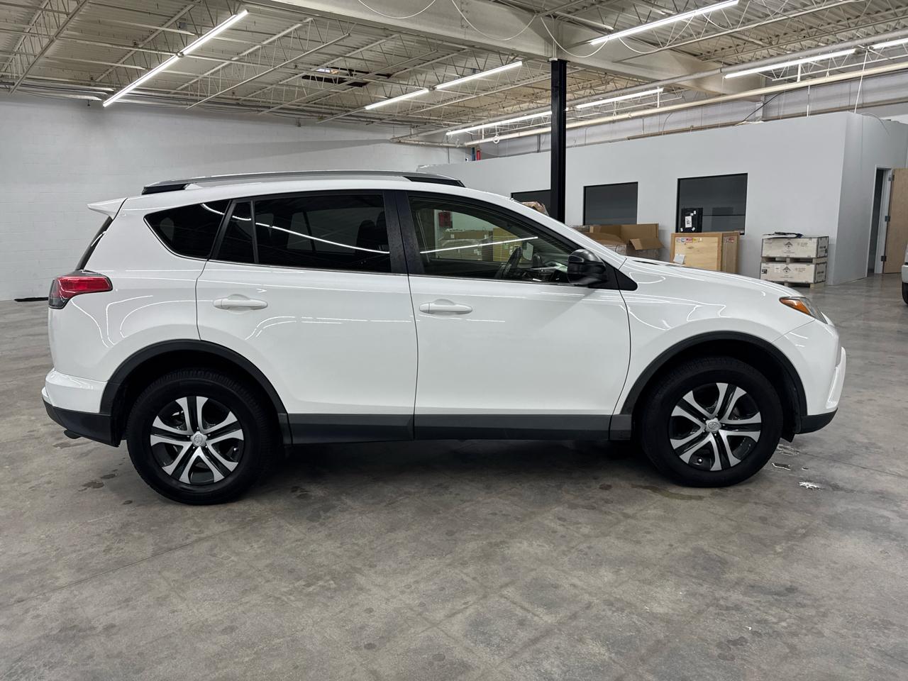 Toyota RAV4 LE FWD (Natl) 2018