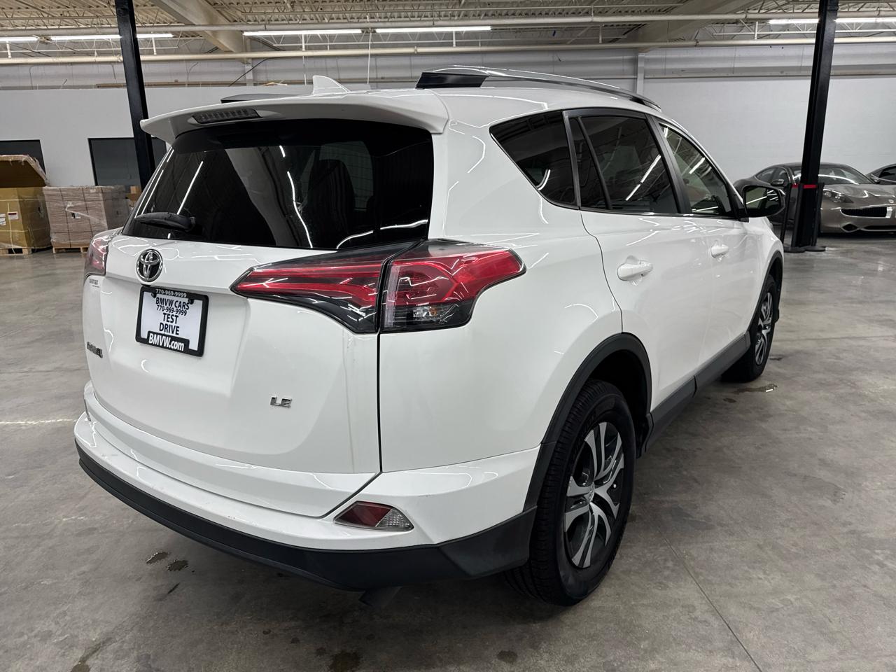 Toyota RAV4 LE FWD (Natl) 2018