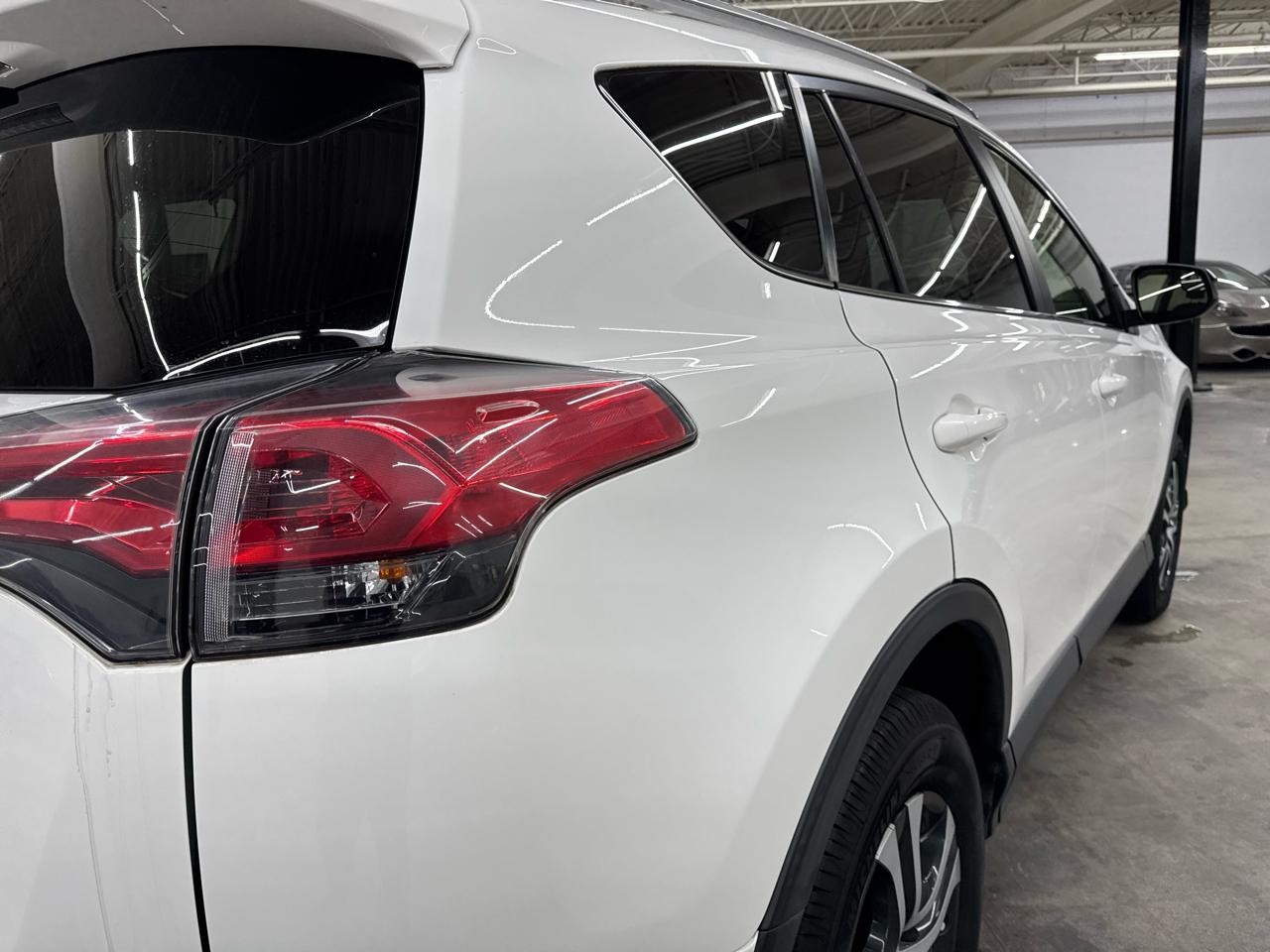 Toyota RAV4 LE FWD (Natl) 2018
