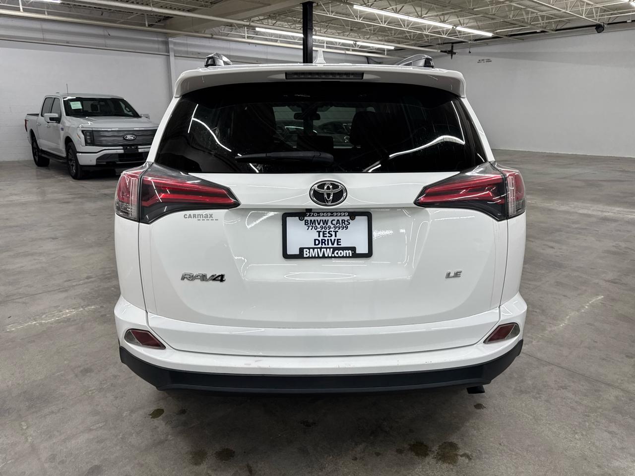 Toyota RAV4 LE FWD (Natl) 2018