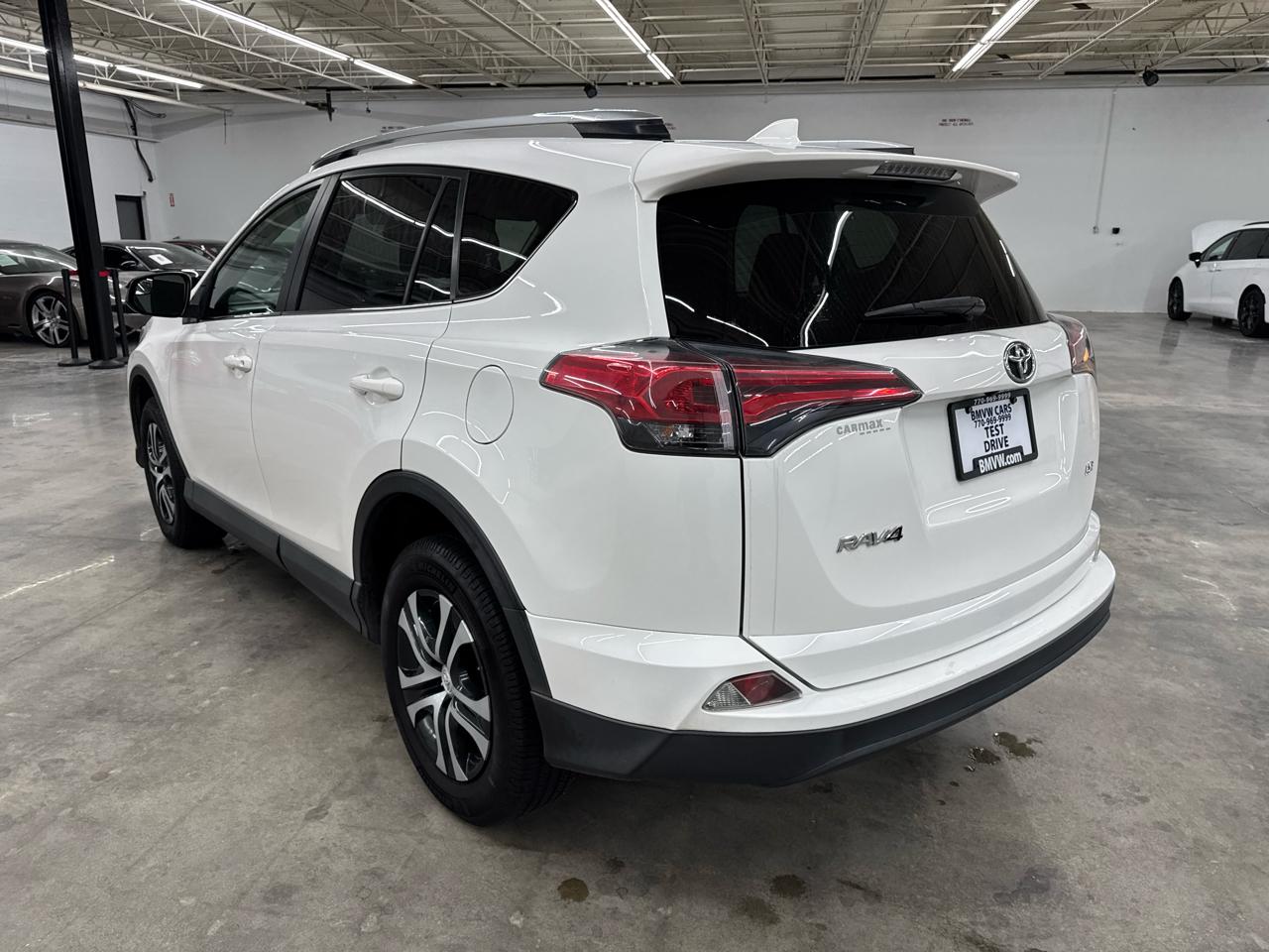 Toyota RAV4 LE FWD (Natl) 2018