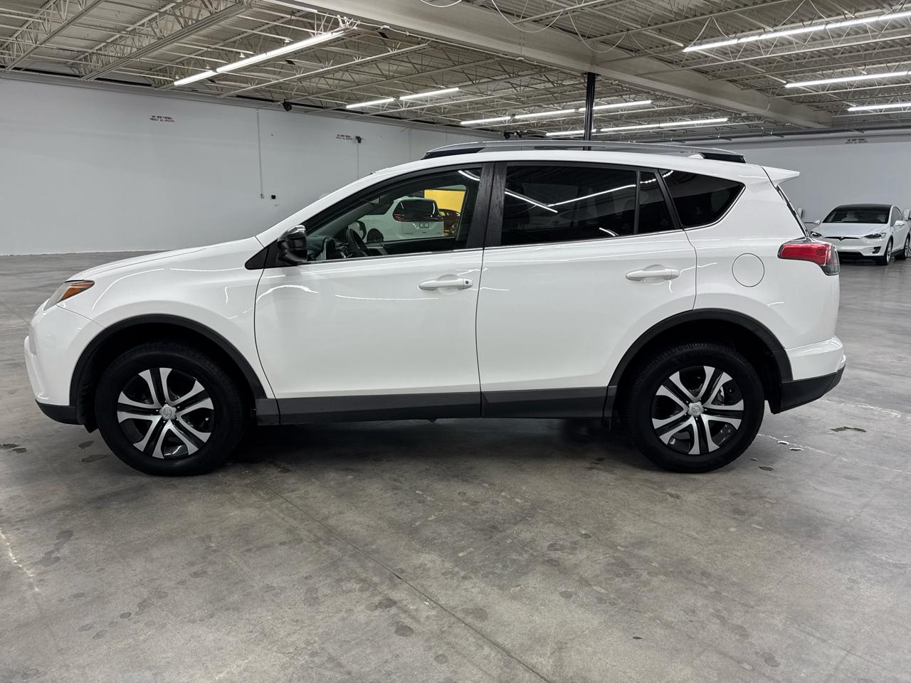 Toyota RAV4 LE FWD (Natl) 2018