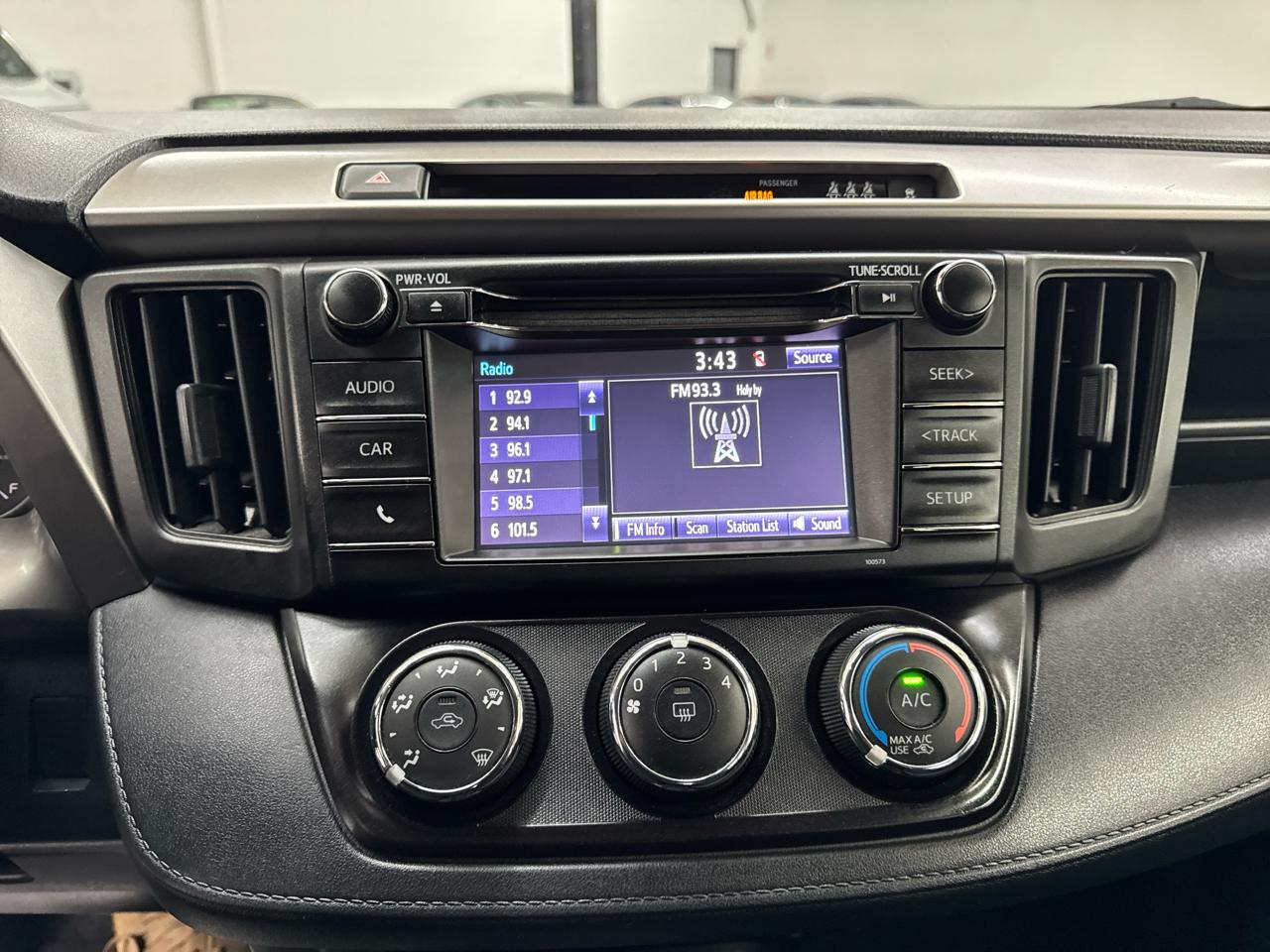 Toyota RAV4 LE FWD (Natl) 2018