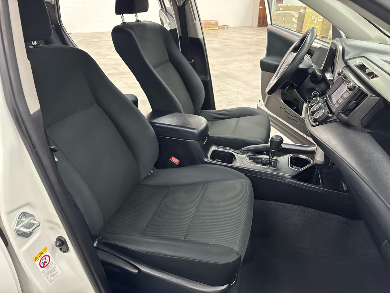 Toyota RAV4 LE FWD (Natl) 2018