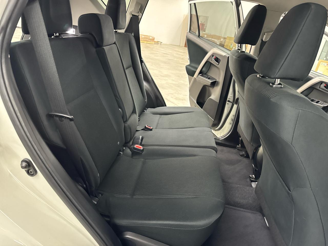 Toyota RAV4 LE FWD (Natl) 2018