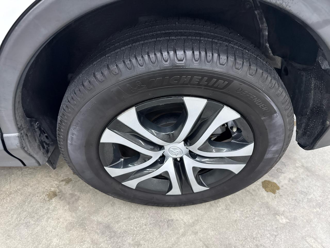 Toyota RAV4 LE FWD (Natl) 2018
