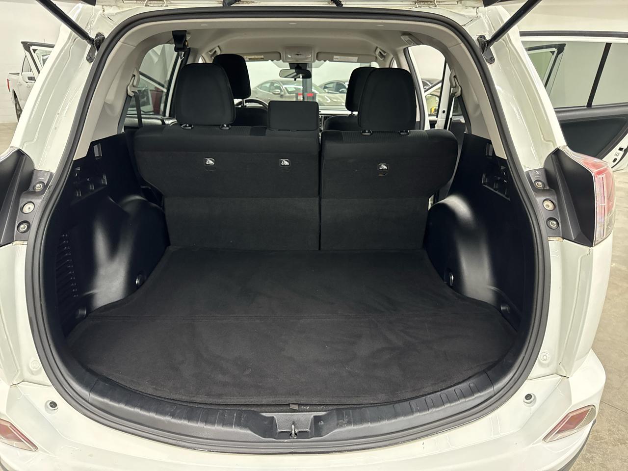 Toyota RAV4 LE FWD (Natl) 2018