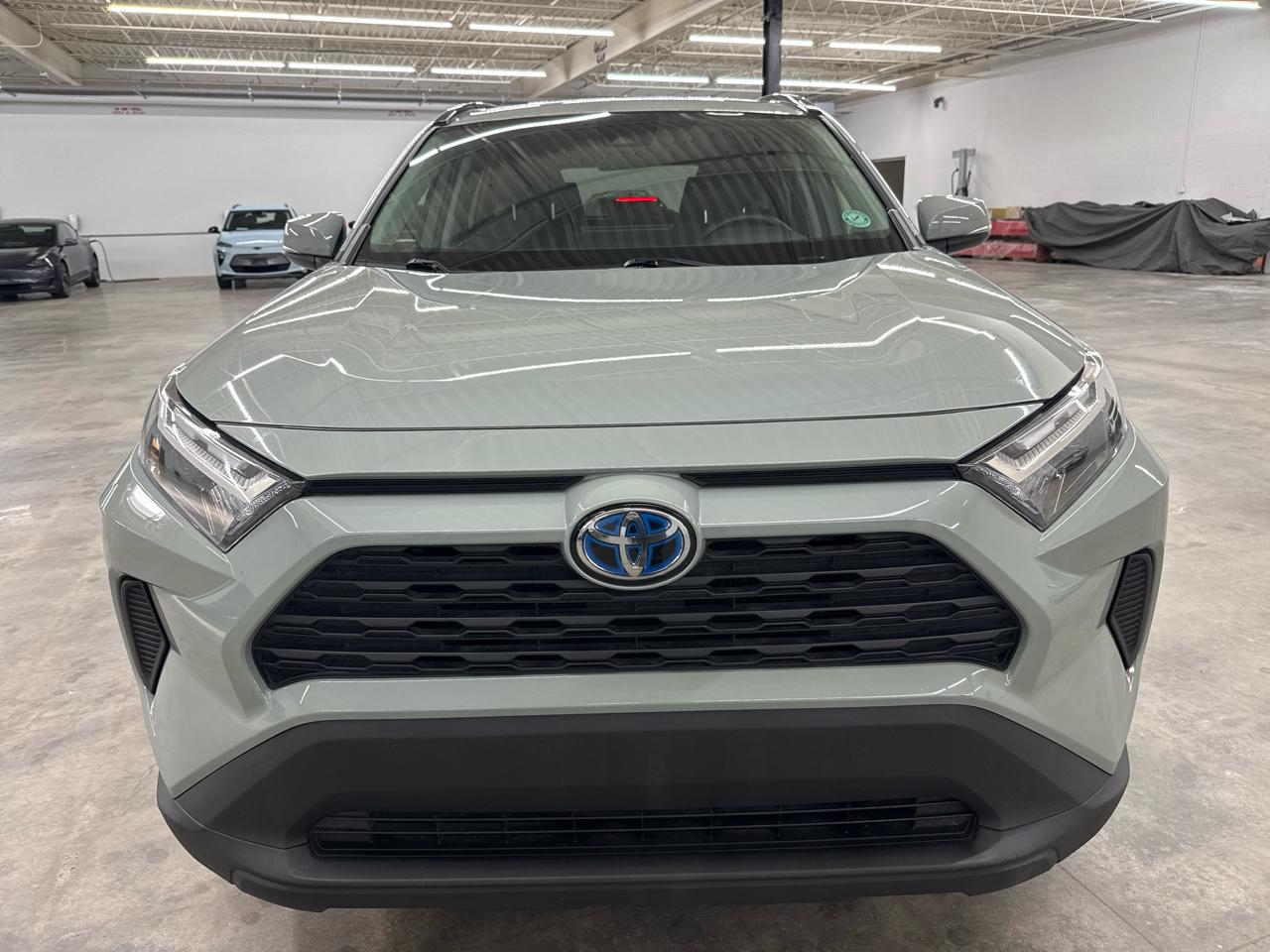 Toyota RAV4 Hybrid XLE AWD (Natl) 2023