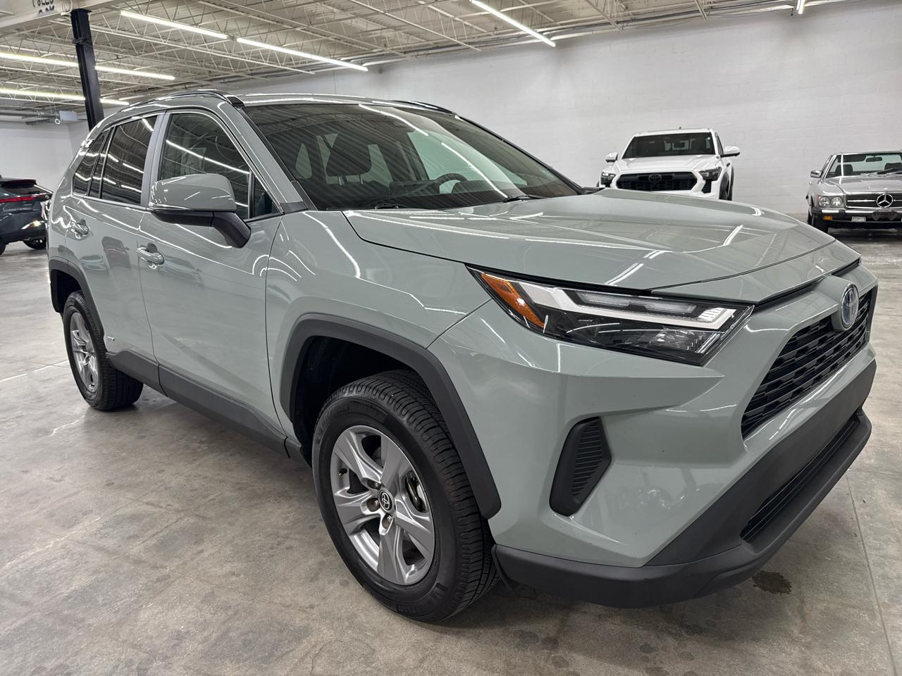 Toyota RAV4 Hybrid XLE AWD (Natl) 2023