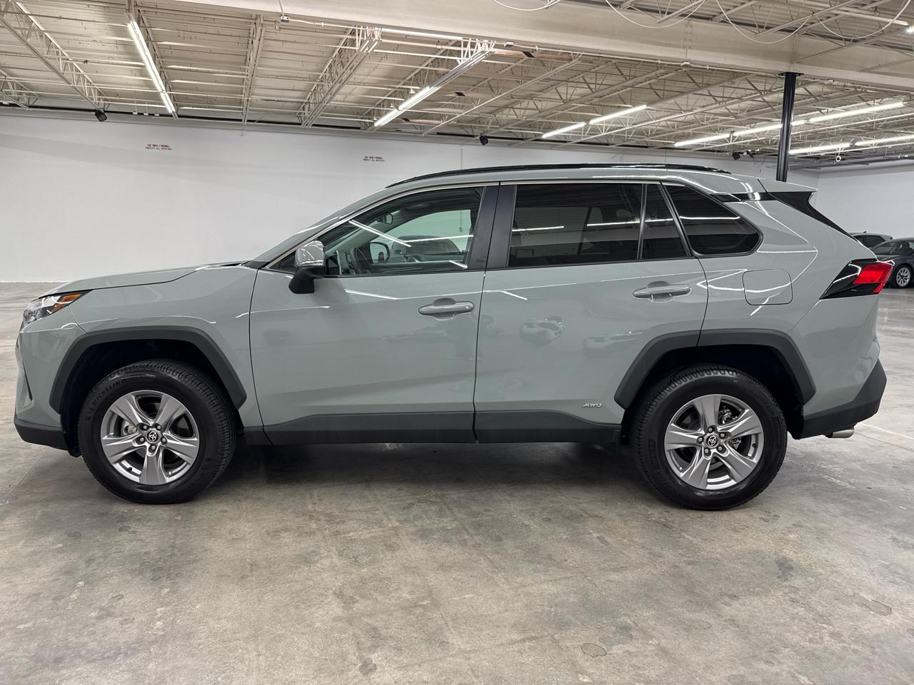 Toyota RAV4 Hybrid XLE AWD (Natl) 2023