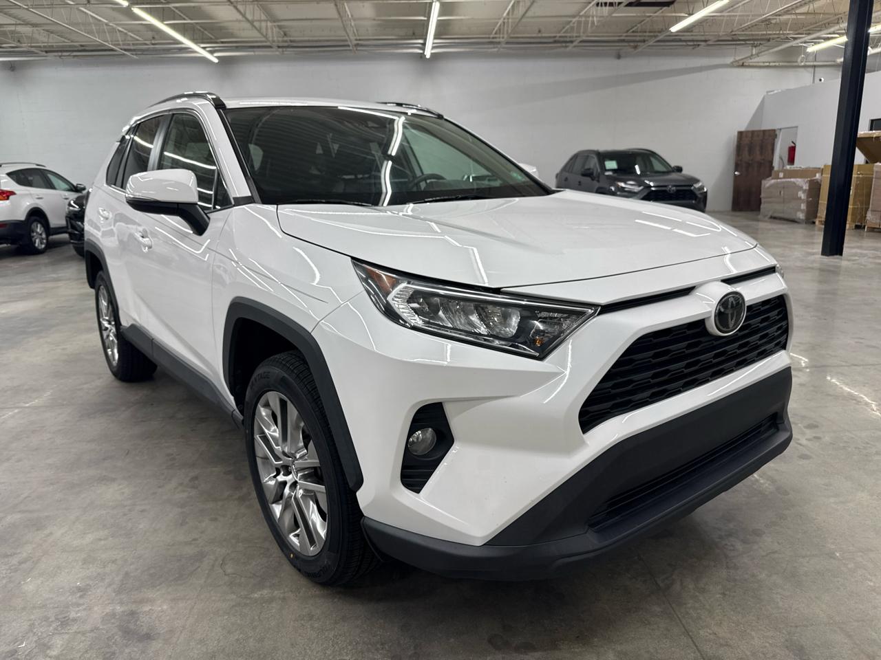 Toyota RAV4 XLE Premium FWD (Natl) 2020