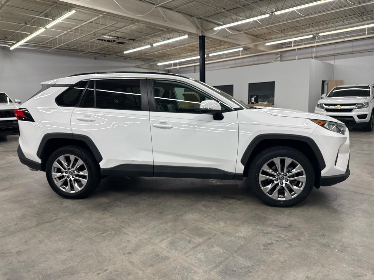 Toyota RAV4 XLE Premium FWD (Natl) 2020