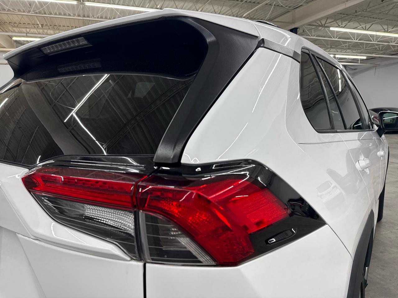 Toyota RAV4 XLE Premium FWD (Natl) 2020