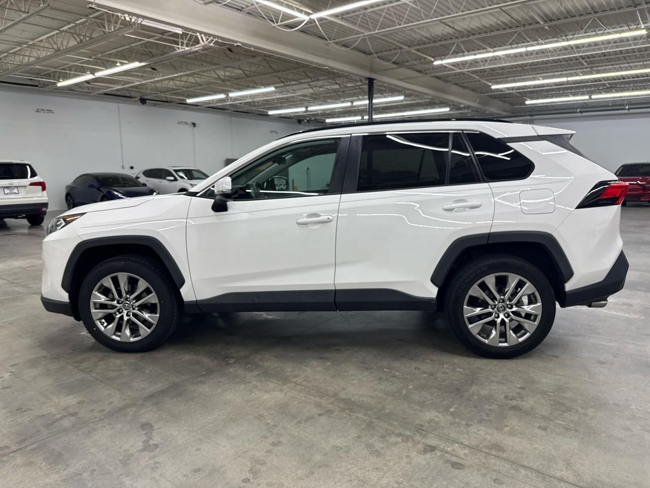 Toyota RAV4 XLE Premium FWD (Natl) 2020