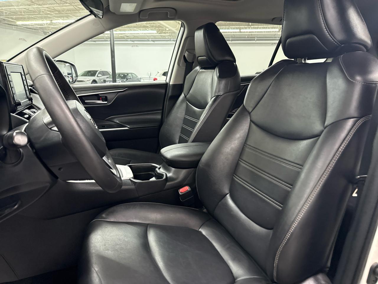 Toyota RAV4 XLE Premium FWD (Natl) 2020