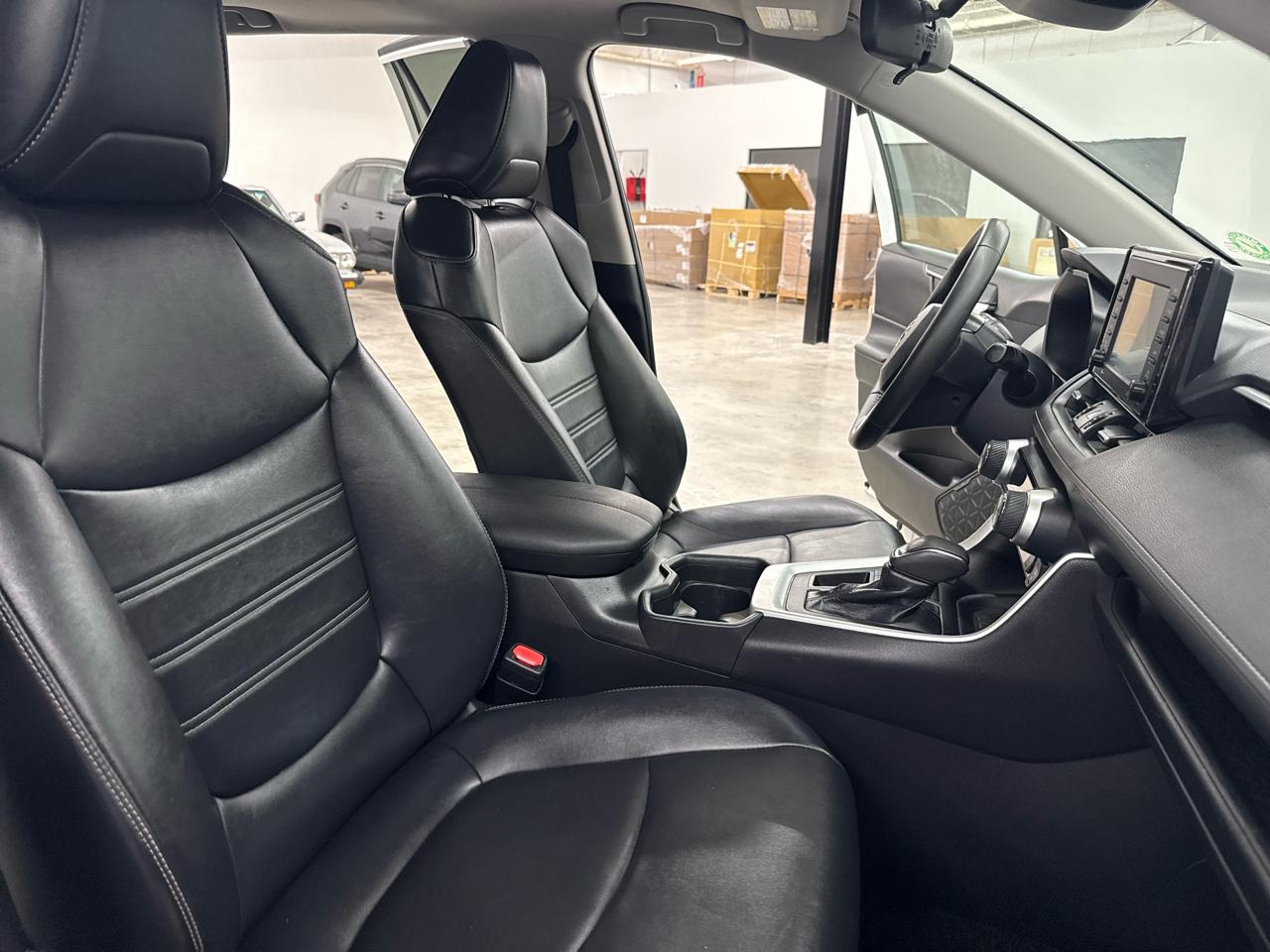 Toyota RAV4 XLE Premium FWD (Natl) 2020