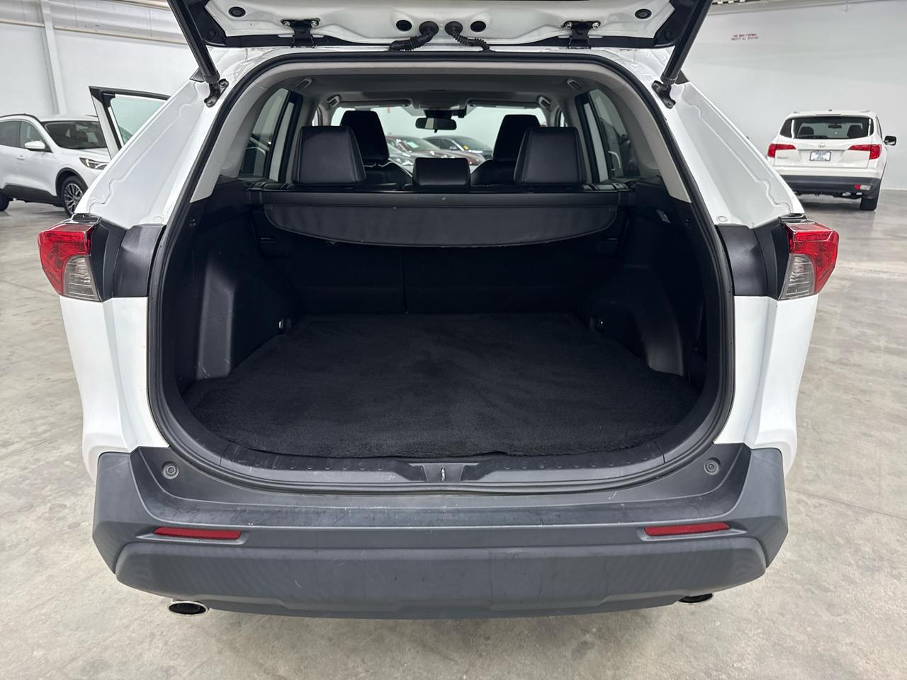 Toyota RAV4 XLE Premium FWD (Natl) 2020