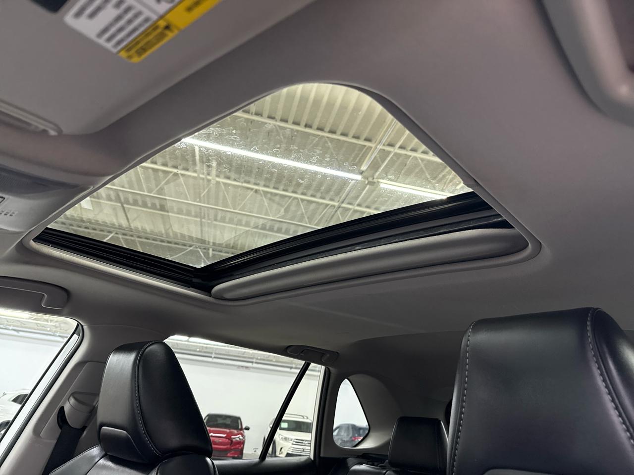 Toyota RAV4 XLE Premium FWD (Natl) 2020